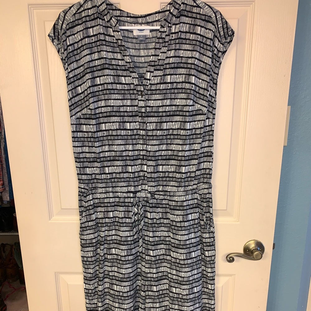 Old Navy black and white Capri jumper